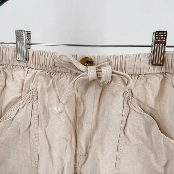 Dress Forum Women Ivory Shorts - Picture 2 of 4